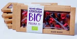 CZEKOLADA MLECZNA Z CZARNYMI PORZECZKAMI I MALINAMI BIO 53 G - CUKIERNIA STAROPOLSKA